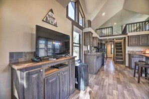 Interior - Roomy Pagosa Springs Tiny Cabin: 1 Mi to Downtown (Pagosa Springs)