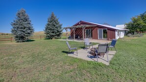 A house with a patio area, outdoor seating, and a covered porch. - Black Hills Vacation Rental 25 Mi to Mt Rushmore! (Hermosa)