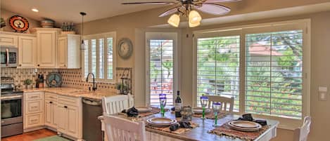 Batterie de cuisine, vaisselle et ustensiles, serviettes en papier