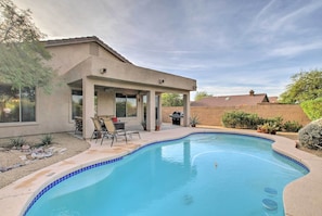 A modern house with a swimming pool, patio furniture, and a covered outdoor area. - Scottsdale Home - Mtn Views, Pool, Near Westworld! (Scottsdale)