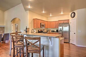 Microwave, oven, stovetop, dishwasher - 'mount Elden Retreat:' 4 Mi to Dtwn Flagstaff (Flagstaff)