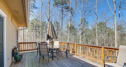 < 1 Mi to Lake: Hot Springs Village Escape w/ Deck