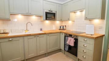 House, Multiple Beds | Private kitchen | Fridge, microwave, oven, stovetop