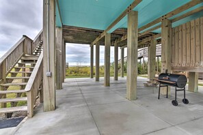 Terrace/patio - Oceanfront 'sea Dreams Beach House' by Jetty Park! (Freeport)