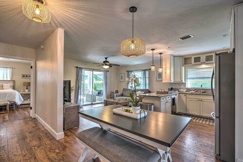 Naples Oasis w/ Screened Pool, Bike to Beach!