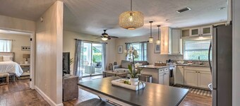 Naples Oasis w/ Screened Pool, Bike to Beach!