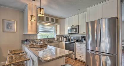 Naples Oasis w/ Screened Pool, Bike to Beach!