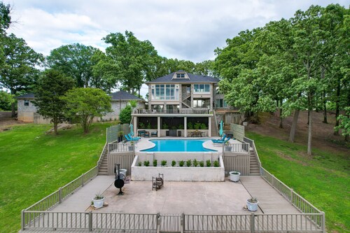 Lakefront Pittsburg Villa w/ Private Pool!