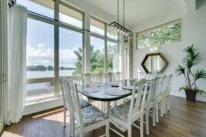 Villa (5 Bedrooms) | In-room dining