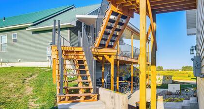 Colorful Sugar City Apartment ~ 4 Mi to Byu!