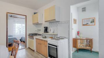 Kühlschrank, Ofen, Herdplatte, Wasserkocher