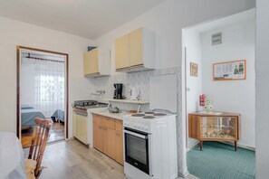 Kühlschrank, Ofen, Herdplatte, Wasserkocher