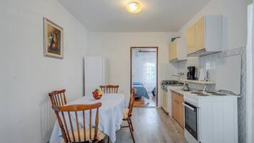 Kühlschrank, Ofen, Herdplatte, Wasserkocher