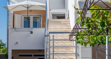 Seafront apt With Balcony, sea View and Mooring