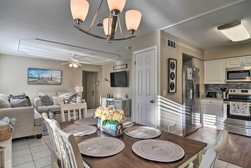 Beach-style Getaway w/ Lanai ~ 4 Mi to Beaches!