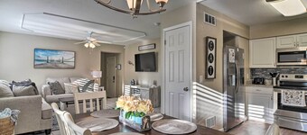 Beach-style Getaway w/ Lanai ~ 4 Mi to Beaches!