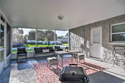 Beach-style Getaway w/ Lanai ~ 4 Mi to Beaches!