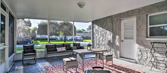 Beach-style Getaway w/ Lanai ~ 4 Mi to Beaches!