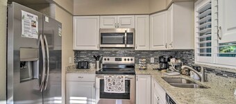 Beach-style Getaway w/ Lanai ~ 4 Mi to Beaches!