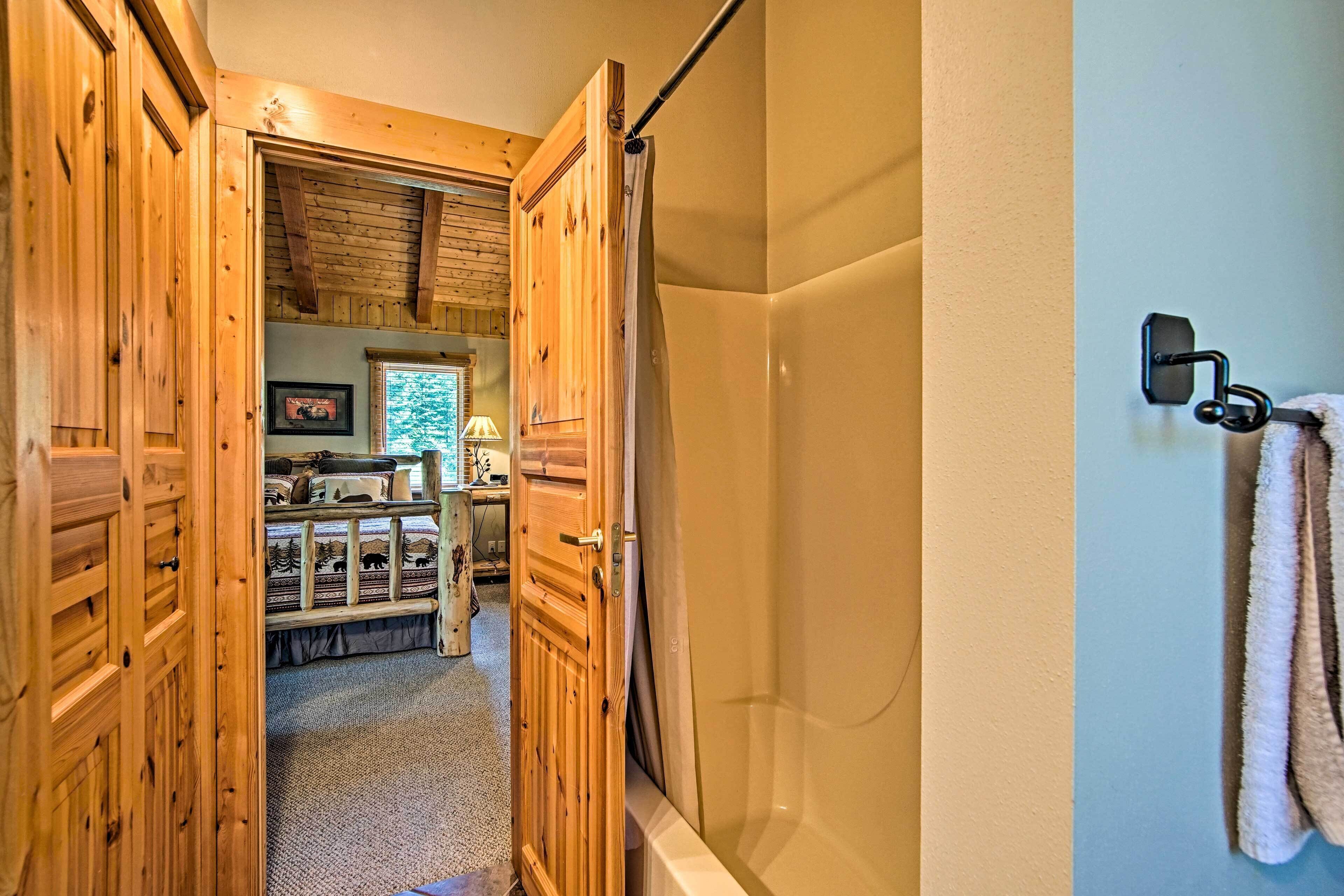 Een houten interieur met een douchegedeelte en een zichtbare badkamedeur.