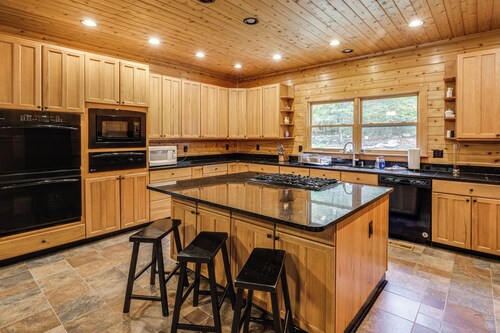 Idyllic Mtn Retreat w/ Hot Tub Near Shenandoah NP!