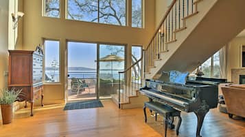 House (5 Bedrooms) | Interior