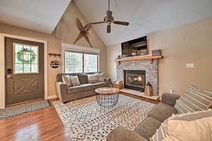 House (2 Bedrooms) | Living area | Fireplace