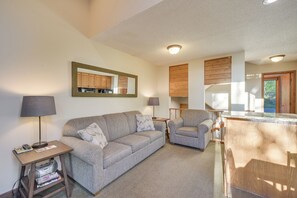 Interior - Cozy Alpine Escape: Ski-in/out at Lutsen Mtns (Lutsen)