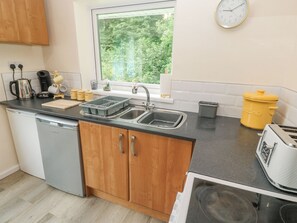 Cottage | Private kitchen | Electric kettle, cookware/dishes/utensils - 11 Tremore (Liskeard)