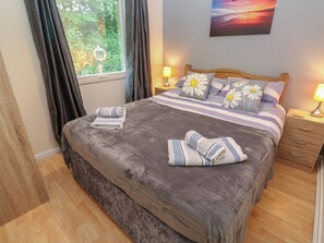 2 Schlafzimmer, individuell dekoriert, individuell eingerichtet