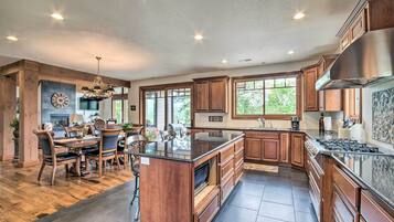 House (3 Bedrooms) | Private kitchen | Microwave, oven, stovetop, dishwasher