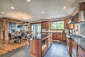 Casa (3 Bedrooms) | Cozinha privada | Micro-ondas, fogão, cooktop, lava-louças