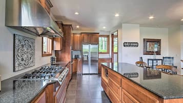 House (3 Bedrooms) | Private kitchen | Microwave, oven, stovetop, dishwasher