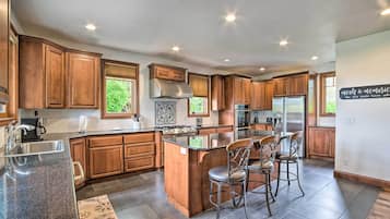 Maison (3 Bedrooms) | Cuisine privée | Four à micro-ondes, un four, surface de cuisson, lave-vaisselle