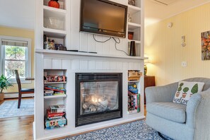 Cottage (2 Bedrooms) | Interior - Kennebunk Cottage w/ Yard < 1 Mi to Beach! (Kennebunk)