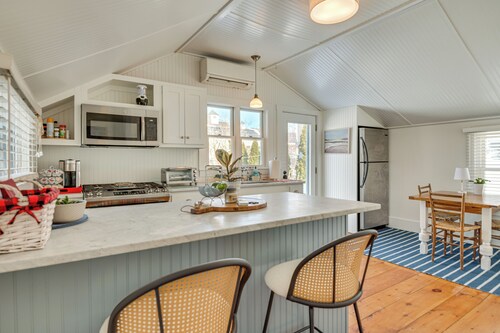 Kennebunk Cottage w/ Yard < 1 Mi to Beach!