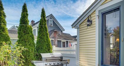 Kennebunk Cottage w/ Yard < 1 Mi to Beach!