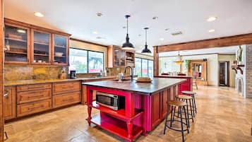 House (5 Bedrooms) | Interior