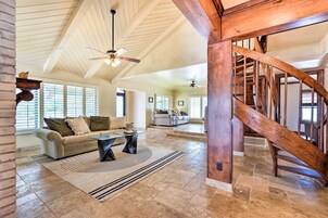 House (5 Bedrooms) | Interior