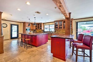 House (5 Bedrooms) | Interior