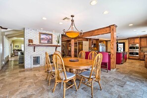 House (5 Bedrooms) | Interior