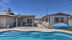 A residential property with a swimming pool, a covered patio, and a small detached garage. - 4 Mi to Lake Havasu: Luxe Home w/ Outdoor Oasis (Lake Havasu City)