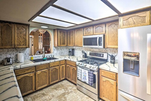 4 Mi to Lake Havasu: Luxe Home in Arizona!