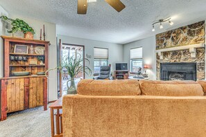 Interior - Condo w/ Hot Tub ~ 4 Miles to Ruidoso Winter Park! (Ruidoso)