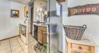 Condo w/ Hot Tub ~ 4 Miles to Ruidoso Winter Park!