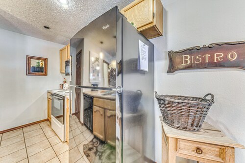 Condo w/ Hot Tub ~ 4 Miles to Ruidoso Winter Park!