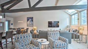 Apartamento (3 Bedrooms) | Zona de estar | Una televisión, una chimenea