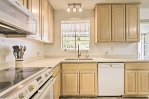 House (3 Bedrooms) | Private kitchen | Microwave, oven, stovetop, dishwasher - Phoenix Desert Getaway: Pool, Grill & EV Charging! (Phoenix)