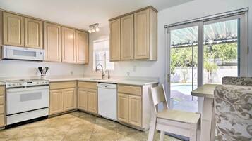 House (3 Bedrooms) | Private kitchen | Microwave, oven, stovetop, dishwasher