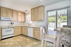 House (3 Bedrooms) | Private kitchen | Microwave, oven, stovetop, dishwasher - Phoenix Desert Getaway: Pool, Grill & EV Charging! (Phoenix)